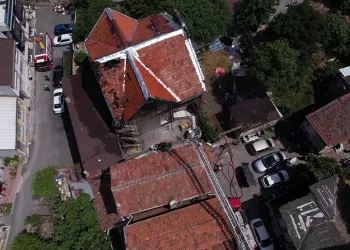 Fatih’te 2 katlı tarihi ahşap binada yangın