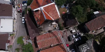Fatih’te 2 katlı tarihi ahşap binada yangın