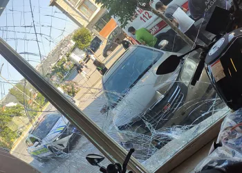 Bursa’da otomobil motosiklet mağazasına daldı