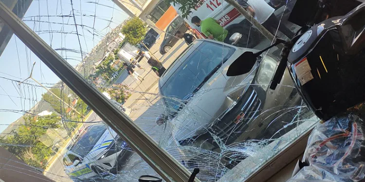 Bursa’da otomobil motosiklet mağazasına daldı