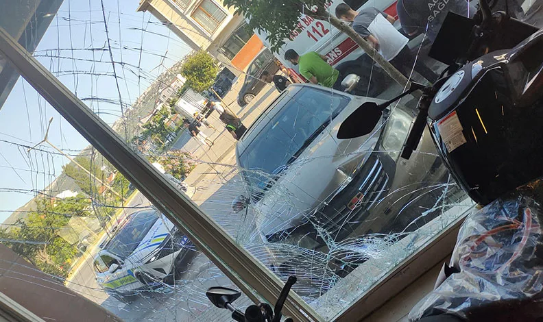 Bursa’da otomobil motosiklet mağazasına daldı