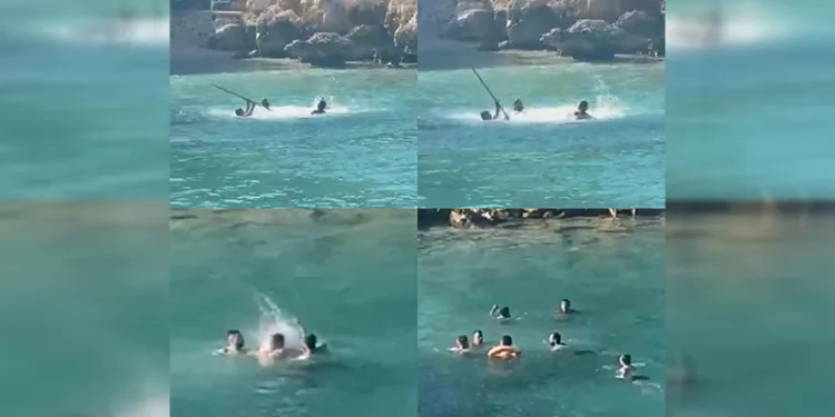 Mersin’de denizin ortasında sopalı kavga kamerada