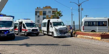Köşk’te okul servisleri ile otomobil çarpıştı: 6 yaralı