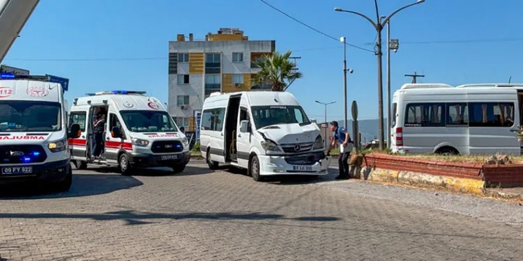 Köşk’te okul servisleri ile otomobil çarpıştı: 6 yaralı