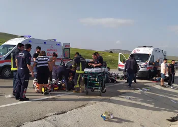 Emniyet şeridindeki araca arkadan çarptı, 3 kişi hayatını kaybetti