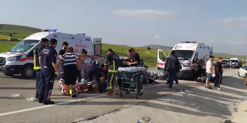 Emniyet şeridindeki araca arkadan çarptı, 3 kişi hayatını kaybetti