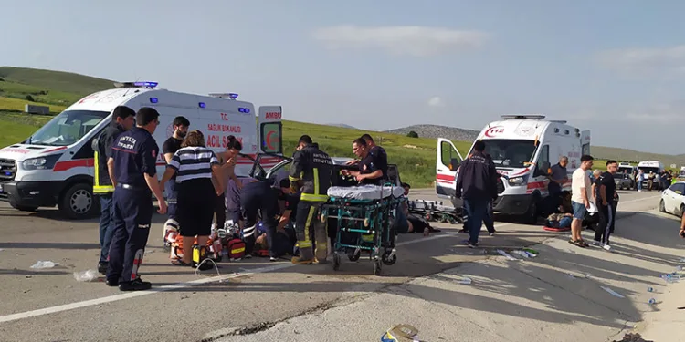 Emniyet şeridindeki araca arkadan çarptı, 3 kişi hayatını kaybetti