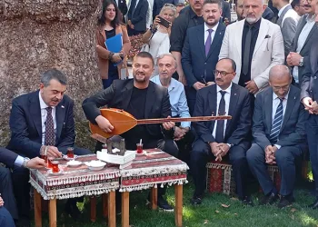 Bakan Tekin Bursa’da çınar altında türkü söyledi