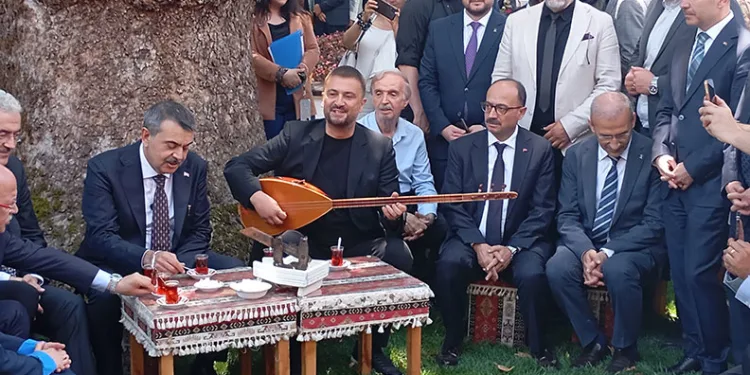 Bakan Tekin Bursa’da çınar altında türkü söyledi