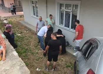 Bursa’da otomobil apartman bahçesine uçtu, faciadan dönüldü