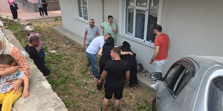 Bursa’da otomobil apartman bahçesine uçtu, faciadan dönüldü