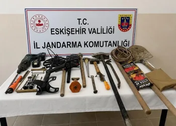 Eskişehir’de kaçak kazı yapan 3 şüpheli suçüstü yakalandı