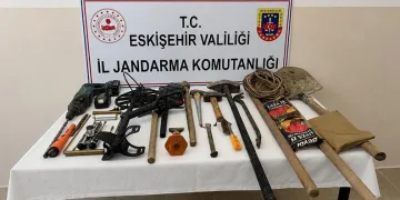 Eskişehir’de kaçak kazı yapan 3 şüpheli suçüstü yakalandı