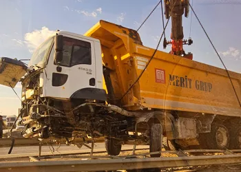 Bursa’da hafriyat kamyonu refüje girdi, trafik felç oldu