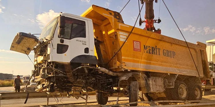 Bursa’da hafriyat kamyonu refüje girdi, trafik felç oldu