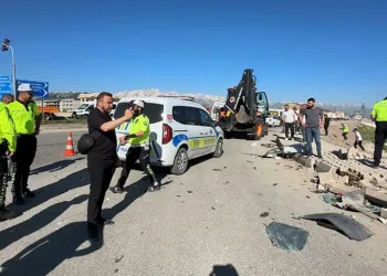 Yolcu minibüsü ile kamyon çarpıştı: 2 ölü