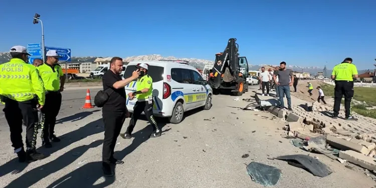 Yolcu minibüsü ile kamyon çarpıştı: 2 ölü