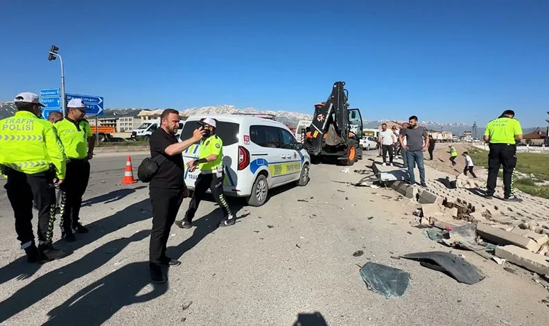 Yolcu minibüsü ile kamyon çarpıştı: 2 ölü