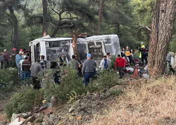 İzmir’de işçi servisi şarampole devrildi: 22 yaralı