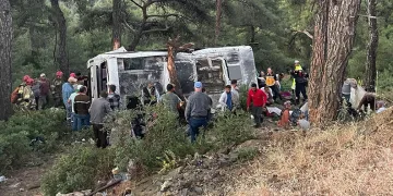 İzmir’de işçi servisi şarampole devrildi: 22 yaralı