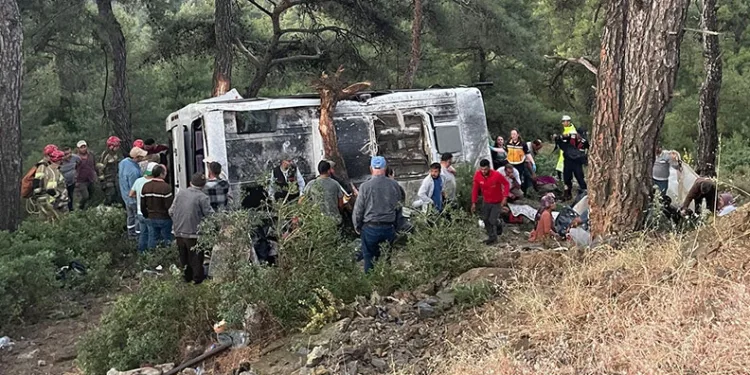 İzmir’de işçi servisi şarampole devrildi: 22 yaralı