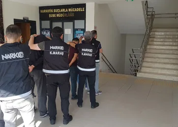 Kahramanmaraş’ta narkotik ekiplerince düzenlenen operasyonda mobilya içerisine gizlenmiş 195 bin 440 sentetik hap ele geçirilirken, gözaltına alınan 4 şüpheliden 3’ü tutuklandı.