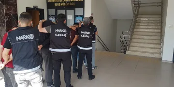 Kahramanmaraş’ta narkotik ekiplerince düzenlenen operasyonda mobilya içerisine gizlenmiş 195 bin 440 sentetik hap ele geçirilirken, gözaltına alınan 4 şüpheliden 3’ü tutuklandı.