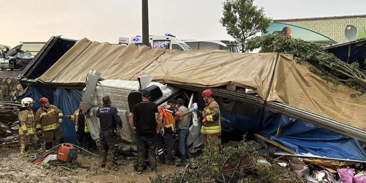 Kula’da zincirleme kaza; 2 ölü, 4 yaralı
