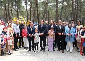 Orhaneli’de yıl sonu sergisi ve çocuk şenliği renkli görüntülere sahne oldu