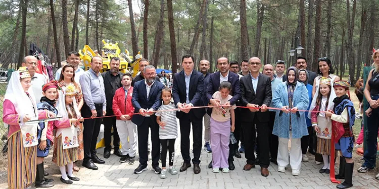 Orhaneli’de yıl sonu sergisi ve çocuk şenliği renkli görüntülere sahne oldu