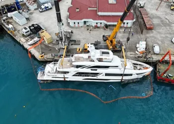 Sinop Limanı’nda batan lüks yat 7 günlük çalışmayla kurtarıldı