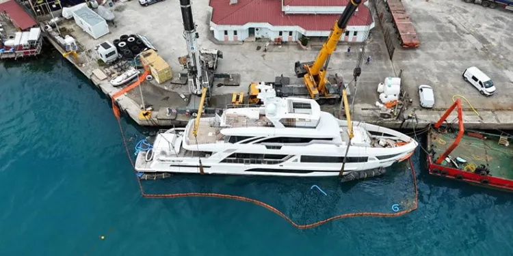 Sinop Limanı’nda batan lüks yat 7 günlük çalışmayla kurtarıldı