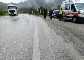 Bolu’da virajı alamayan hafif ticari araç yoldan çıktı: 3 yaralı
