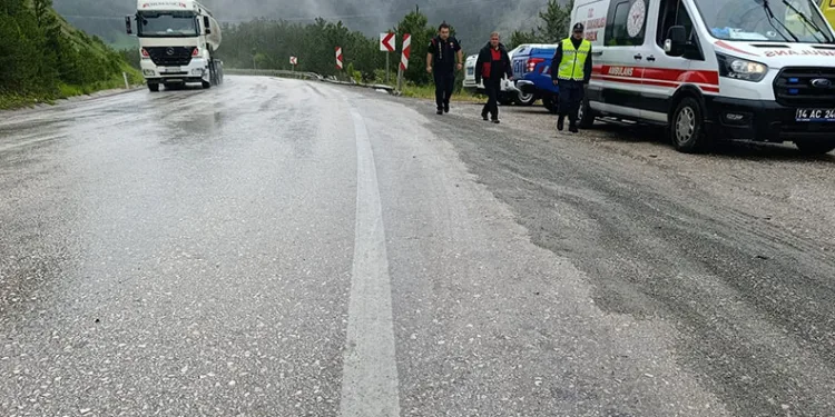 Bolu’da virajı alamayan hafif ticari araç yoldan çıktı: 3 yaralı