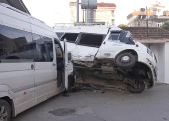 Tarım işçilerini taşıyan iki minibüs çarpıştı: 5 yaralı