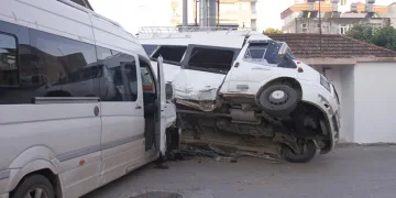 Tarım işçilerini taşıyan iki minibüs çarpıştı: 5 yaralı