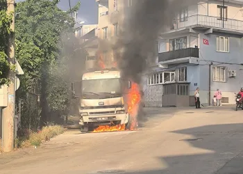 Bursa’da park halindeki kamyon alevlere teslim oldu