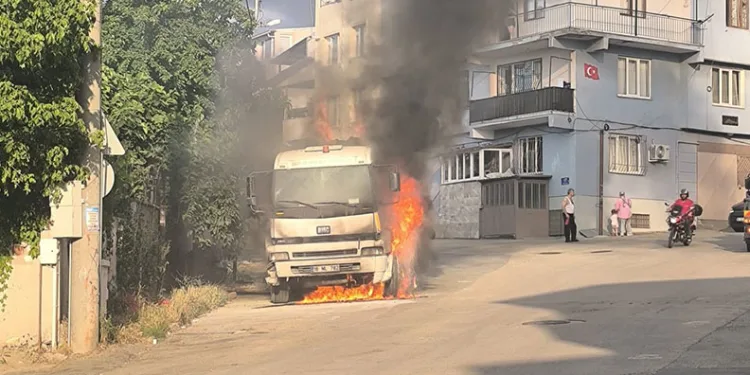 Bursa’da park halindeki kamyon alevlere teslim oldu