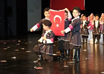 Minikler yıl sonu gösterisinde hünerlerini sergiledi
