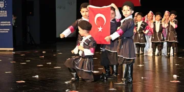 Minikler yıl sonu gösterisinde hünerlerini sergiledi