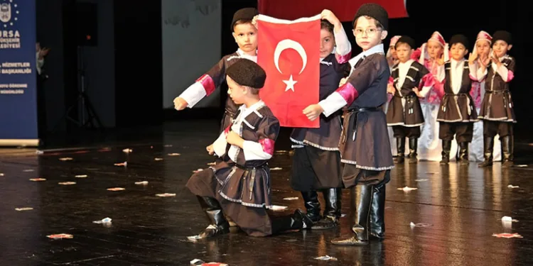 Minikler yıl sonu gösterisinde hünerlerini sergiledi