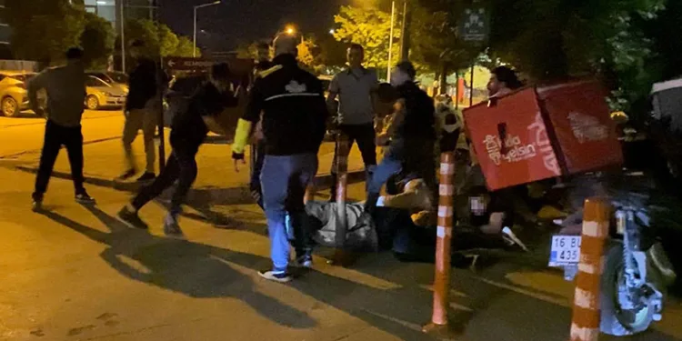 Sokak ringe döndü, yumruklar havada uçuştu