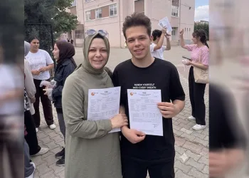 YKS’ye anne-oğul aynı okulda girdi