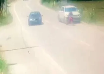 Kamyonet ile motosiklet böyle çarpıştı: 1 ağır yaralı