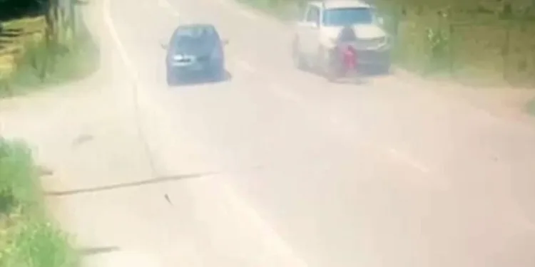 Kamyonet ile motosiklet böyle çarpıştı: 1 ağır yaralı