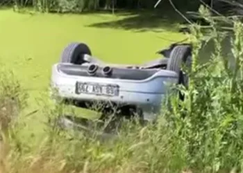 Su dolu drenaj kuyusuna gömülü otomobilden 2 ceset çıktı