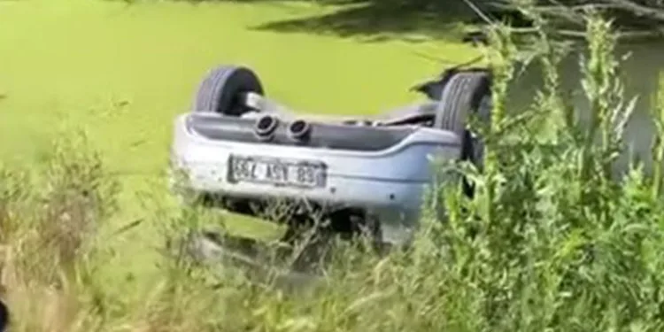 Su dolu drenaj kuyusuna gömülü otomobilden 2 ceset çıktı