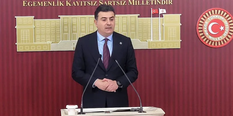 Özgür Özel Ekibi Meclis’te grup toplantısı ısrarını sürdürüyor