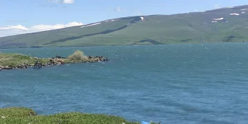 Çıldır Gölü’nün su seviyesi yükseldi