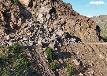 Dev kayalar yine yolu kapattı